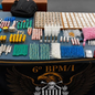Mochila abandonada pelo fugitivo continha diversas substâncias ilícitas e instrumentos para o comércio de drogas - Foto: Divulgação/ 6º BPMI
