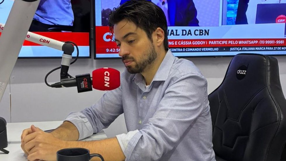 Nos estúdios da CBN Santos, ex-prefeito Guti fala sobre os desafios da gestão pública - Foto: Rádio CBN Santos