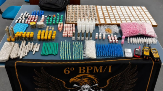 Mochila abandonada pelo fugitivo continha diversas substâncias ilícitas e instrumentos para o comércio de drogas - Foto: Divulgação/ 6º BPMI
