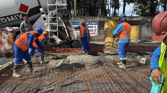 Intervenções no trânsito da Alemoa visam fluidez e segurança para 14 mil veículos diários, com foco em pavimentação e acessos - Foto: Divulgação/ Prefeitura de Santos