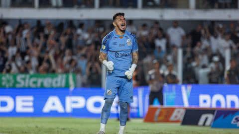 João Paulo, goleiro do Santos defendeu um dos dois pênaltis desperdiçados pela Portuguesa - Imagem: Twitter/ @Paulistao