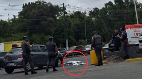 Polícia Militar isolando área enquanto a perícia analisa a cena do trágico acidente - Imagem: Reprodução