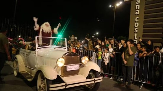 A 13ª edição da Parada de Natal em Santos contará com 500 participantes, incluindo artistas e 80 cães golden retriever - Foto: Raimundo Rosa/ Prefeitura de Santos