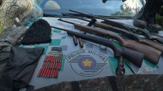 Uma operação conjunta resultou na apreensão de armamentos e estruturas de caça em Praia Grande - Foto: PM