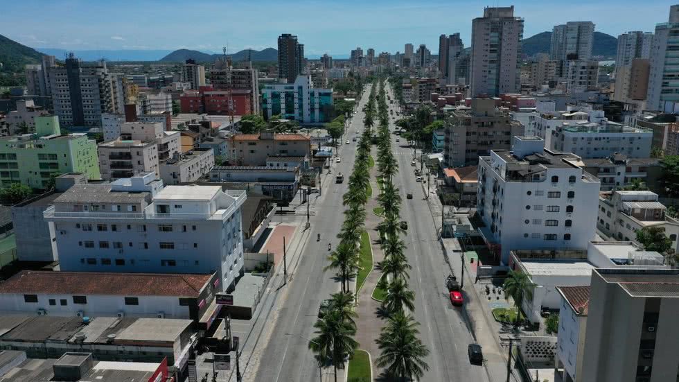 Uma mulher perdeu a vida em um grave acidente de moto na Avenida Dom Pedro I, em Guarujá, na manhã deste domingo - Foto: Prefeitura de Guarujá