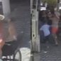 Uma mulher de 33 anos e seu filho de 8 foram agredidos por uma idosa enquanto aguardavam a van escolar em Santos - Imagem: Reprodução
