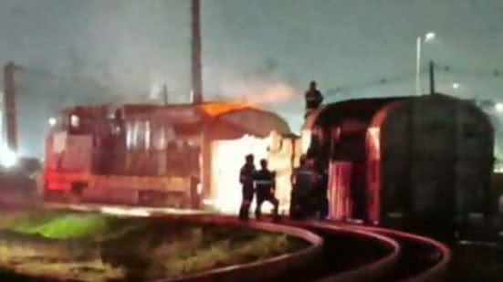 Criminosos atacam pela terceira vez em quatro dias, colocando fogo em vagão de trem carregado com celulose em Cubatão - Imagem: Reprodução