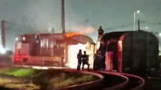 Criminosos atacam pela terceira vez em quatro dias, colocando fogo em vagão de trem carregado com celulose em Cubatão - Imagem: Reprodução