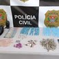 A operação da Polícia Civil em São Vicente resultou na prisão de um homem de 28 anos e na apreensão de diversas drogas - Foto: Divulgação/ Polícia Civil