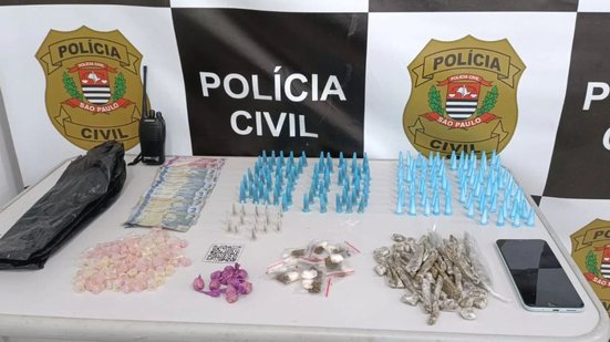 A operação da Polícia Civil em São Vicente resultou na prisão de um homem de 28 anos e na apreensão de diversas drogas - Foto: Divulgação/ Polícia Civil