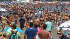 Com a chegada do Carnaval, a Secretaria de Turismo projeta uma ocupação maciça nas praias e hotéis de Santos, atraindo visitantes - Foto: Matheus Tagé/ Jornal A Tribuna