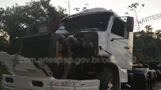 Caminhoneiro precisou desviar de outro veículo, resultando em tombamento e interdição temporária do pedágio - Imagem: Divulgação/ CCI ARTESP