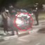 Um carro desgovernado atingiu veículos estacionados na Avenida Vicente de Carvalho em Santos, gerando preocupação entre os presentes - Imagem: Reprodução/ Redes sociais