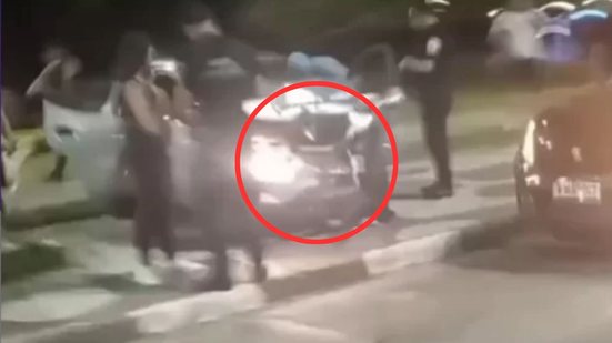 Um carro desgovernado atingiu veículos estacionados na Avenida Vicente de Carvalho em Santos, gerando preocupação entre os presentes - Imagem: Reprodução/ Redes sociais