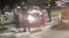 Um carro desgovernado atingiu veículos estacionados na Avenida Vicente de Carvalho em Santos, gerando preocupação entre os presentes - Imagem: Reprodução/ Redes sociais