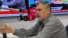 Antônio Carlos Banha, durante entrevista à CBN Santos, fala sobre seu retorno à Câmara Municipal e os desafios do mandato como suplente - Foto: Rádio CBN Santos