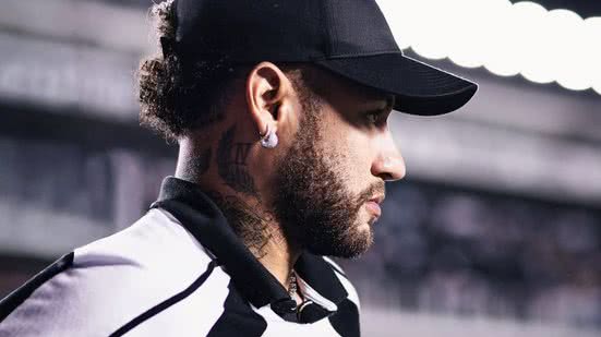 Assistindo ao jogo da Vila Belmiro, Neymar se posicionou em defesa de Guilherme e fez duras críticas ao juiz da partida - Foto: Abner Dourado