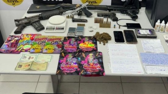 Durante a operação, a polícia encontrou armas, munições e drogas, além de documentos que ligam o proprietário da casa ao PCC - Imagem: Reprodução