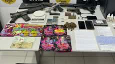 Durante a operação, a polícia encontrou armas, munições e drogas, além de documentos que ligam o proprietário da casa ao PCC - Imagem: Reprodução