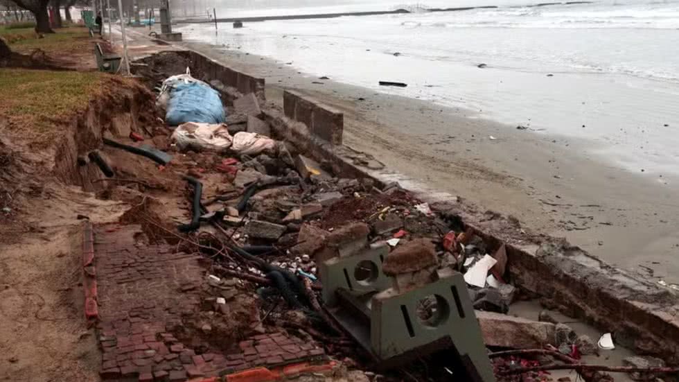 Embora os reparos em outra parte da orla tenham sido concluídos, não há previsão para o início dos trabalhos na área mais danificada - Foto: Alexsander Ferraz/ A Tribuna Jornal