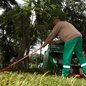 Detentos participam de serviços de manutenção e zeladoria em Santos por meio de parceria com a Funap. Projeto vetado pelo prefeito Rogério Santos previa restringir os locais de atuação e reduzir para 50 o número máximo de participantes simultâneos - Imagem: Francisco Arrais/Prefeitura de Santos