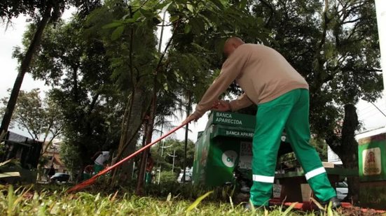 Detentos participam de serviços de manutenção e zeladoria em Santos por meio de parceria com a Funap. Projeto vetado pelo prefeito Rogério Santos previa restringir os locais de atuação e reduzir para 50 o número máximo de participantes simultâneos - Imagem: Francisco Arrais/Prefeitura de Santos