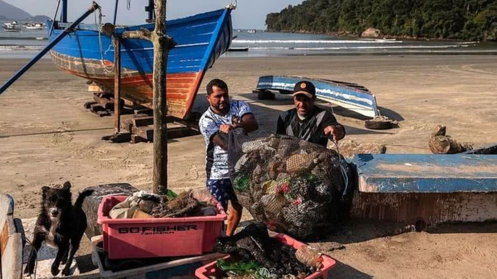 Com quatro pilares, o Mar sem Lixo promove ações educativas e pagamentos por serviços ambientais aos pescadores que ajudam na coleta - Imagem: Divulgação/Semil