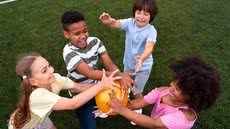 Na Praça Independência, no Jardim Casqueiro, uma das opções é aproveitar o retorno da Fonte Interativa, sempre a partir das 12 horas - Imagem: Freepik