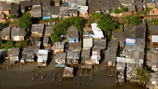 Moradores do Dique da Vila Gilda, na Zona Noroeste de Santos - Imagem: A Tribuna