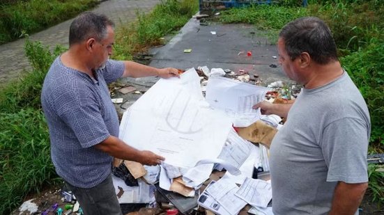 Equipes da prefeitura recolhem documentos descartados irregularmente em rua de Mongaguá após denúncia de exposição de dados pessoais - Imagem:  Júlio Koema/Prefeitura de Mongaguá/Divulgação