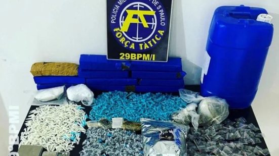 Policiais da Força Tática do 29º BPMI prenderam dois homens que confessaram estar na cidade para vender drogas, após perseguição - Foto: Divulgação/ 29º BPMI