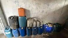 Polícia Civil apreendeu veículos, galões de diesel e materiais usados no transbordo do combustível durante a operação em Cubatão. - Imagem: Reprodução / A Tribuna