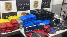 Material encontrado inclui roupas de neoprene e rastreadores, evidenciando a complexidade do esquema de tráfico - Foto: SSP-SP