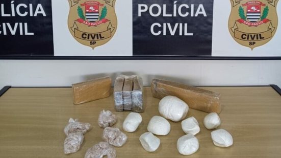 A apreensão inclui 1,2 quilo de cocaína, quase 3 quilos de maconha e 178 gramas de crack, que serão analisados pelo Instituto de Criminalística - Foto: Divulgação/ Polícia Civil