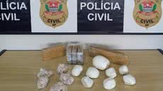 A apreensão inclui 1,2 quilo de cocaína, quase 3 quilos de maconha e 178 gramas de crack, que serão analisados pelo Instituto de Criminalística - Foto: Divulgação/ Polícia Civil