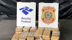 A Receita Federal, com cães farejadores, apreendeu 62 kg de cocaína escondidos em um contêiner que chegou de Barcelona - Foto: Divulgação/ Polícia Federal