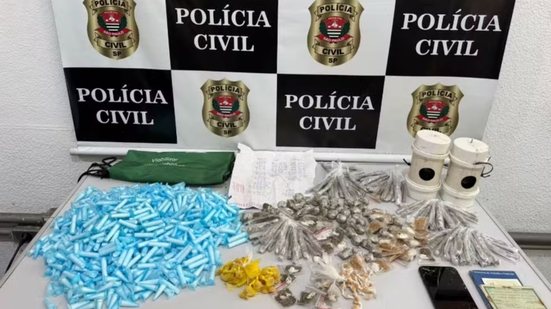 Equipamentos de monitoramento e drogas apreendidos durante operação da Polícia Civil em Cubatão - Imagem: Polícia Civil