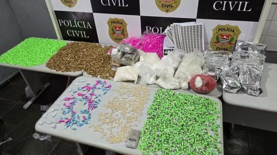 A operação resultou na apreensão de cocaína, crack e maconha, desmantelando um ponto estratégico de distribuição de drogas na região - Foto: Divulgação/ Polícia Civil