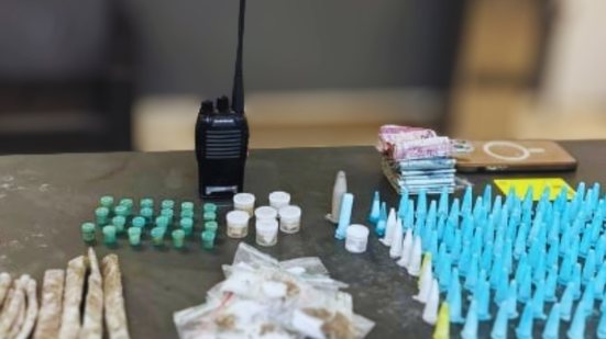 Além das drogas, a polícia apreendeu R$ 127 em dinheiro, um rádio comunicador e um celular durante a operação em Santos - Imagem: Reprodução