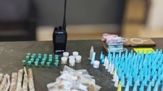 Além das drogas, a polícia apreendeu R$ 127 em dinheiro, um rádio comunicador e um celular durante a operação em Santos - Imagem: Reprodução