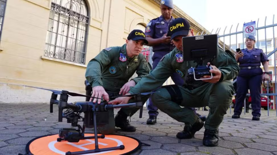 Drones da Polícia Militar monitoram áreas de grande circulação no litoral paulista durante a Operação Verão Integrada - Imagem: Governo do Estado de SP