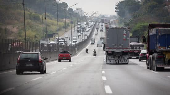 É esperado que mais de 2,4 milhões de veículos saiam da capital rumo ao interior ou litoral - Imagem: Divulgação/ Governo de SP