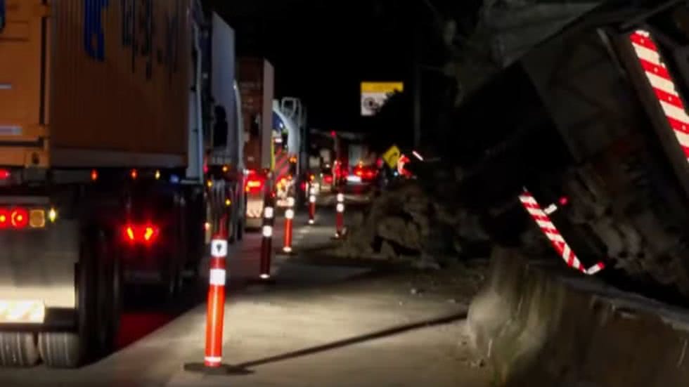 Acidente ocorreu após o motorista descer do caminhão, sem puxar o freio de mão, para conversar com um caminhoneiro - Imagem: Tv Tribuna/ Reprodução