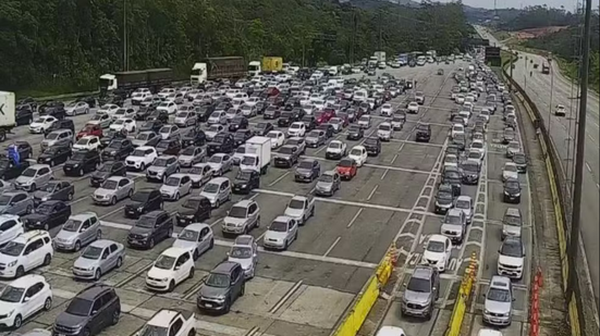 Congestionamento nas rodovias Anchieta e Imigrantes marca a saída de turistas para o litoral paulista após o Natal. - Imagem: Ecovias