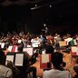 Orquestra Sinfônica Municipal de Santos se apresenta no Sesc Santos na quinta-feira (25), com repertório que inclui obras de Dukas, Debussy e Sarasate, além da participação do Coro Livre da Baixada e do violinista Vinícius Mendes - Imagem: Carlos Nogueira/Prefeitura de Santos