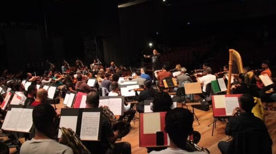 Orquestra Sinfônica Municipal de Santos se apresenta no Sesc Santos na quinta-feira (25), com repertório que inclui obras de Dukas, Debussy e Sarasate, além da participação do Coro Livre da Baixada e do violinista Vinícius Mendes - Imagem: Carlos Nogueira/Prefeitura de Santos