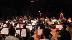 Orquestra Sinfônica Municipal de Santos se apresenta no Sesc Santos na quinta-feira (25), com repertório que inclui obras de Dukas, Debussy e Sarasate, além da participação do Coro Livre da Baixada e do violinista Vinícius Mendes - Imagem: Carlos Nogueira/Prefeitura de Santos