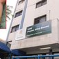 Menino de 7 anos, diagnosticado com Transtorno do Espectro Autista (TEA), recebeu 13 pontos no braço após acidente dentro de escola municipal de Santos; caso é acompanhado pela Prefeitura e investigado pela Polícia Civil - Imagem: Arquivo pessoal e Prefeitura de Santos