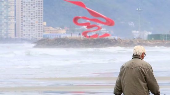 Frente fria e ciclone extratropical devem provocar queda nas temperaturas, ventos de até 70 km/h e ondas superiores a três metros na Baixada Santista ao longo do fim de semana - Imagem: Alexsander Ferraz/AT