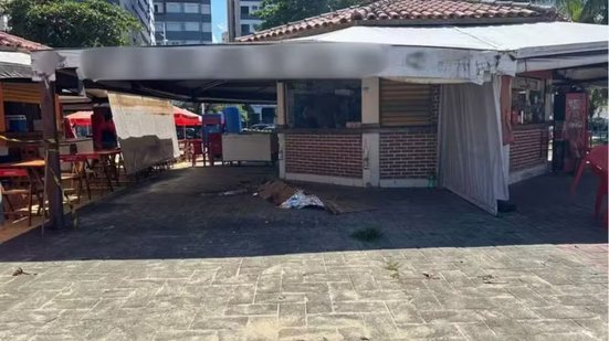 Área de quiosque na orla de São Vicente onde homem foi encontrado morto durante a madrugada de sexta-feira (3) - Imagem: Vinícius Farias/TV Tribuna